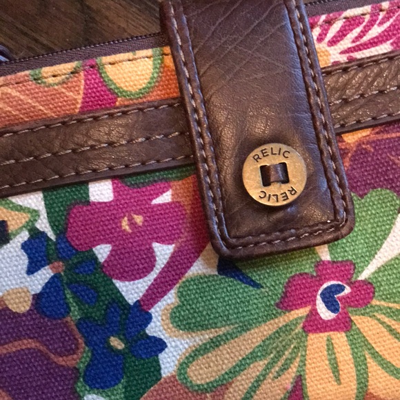 Relic Retro Floral Wristlet ✨ - Picture 2 of 4